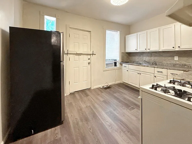 1617 N Warwick Ave — Photo 9