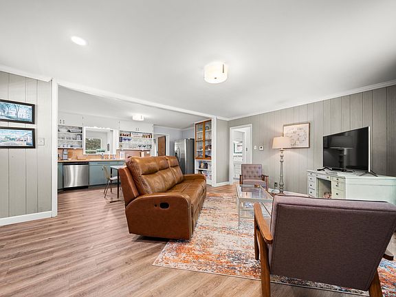 5th image of 102 Country Club Dr
