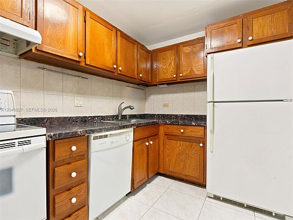 5th image of 3740 Inverrary Dr APT 3N