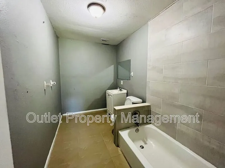 918 E 10th St #918A — Photo 6