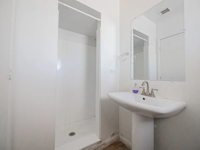 1505 E Harvard St — Photo 12