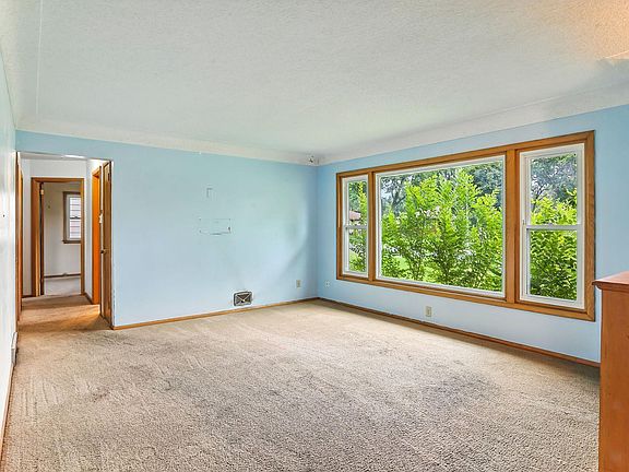5th image of 6411 Jackson St NE