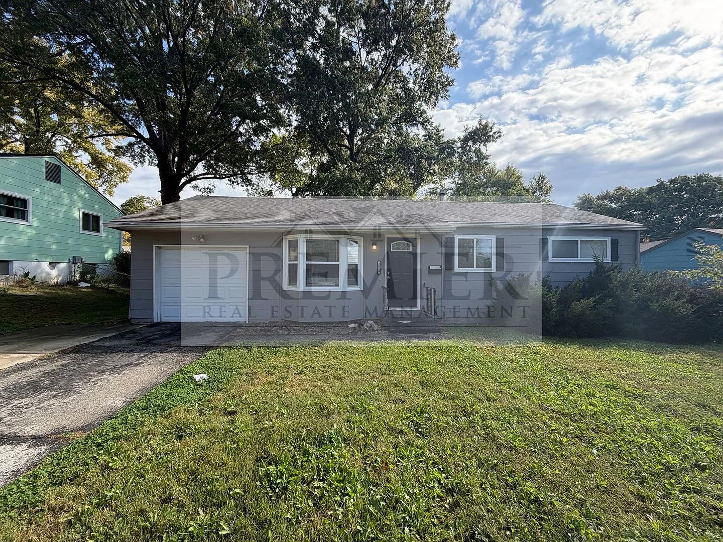 3 Bd/1 Ba -8619 Winchester Ave, Kansas City, Mo 64138 Rent $1450- All On One Level! Fresh Updated... — Photo 1