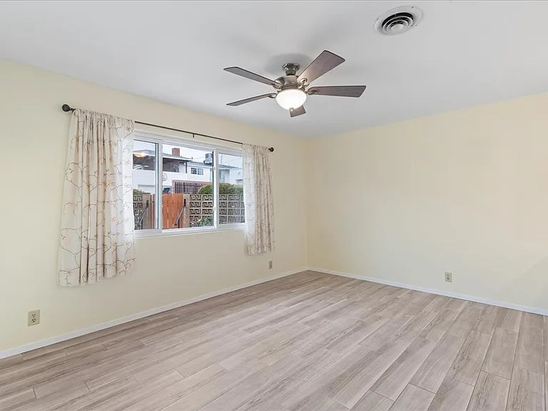 10602 Helendale Ave — Photo 7