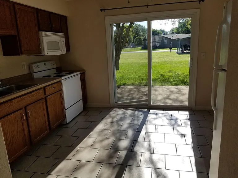 305 Meadow Dr — Photo 7