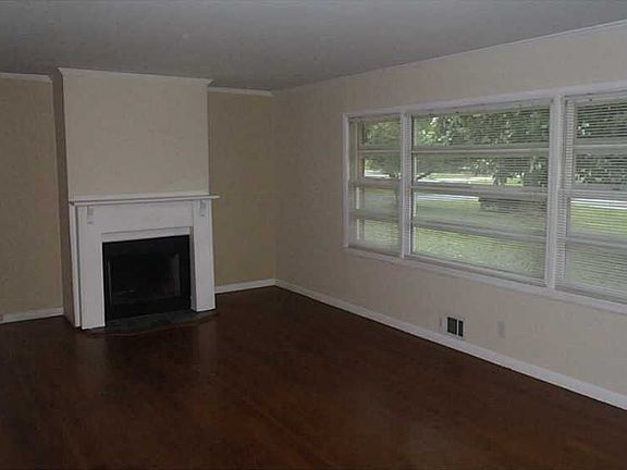 3rd image of 2225 Clearwater Dr SE