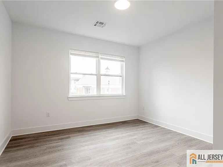 1025 Raritan Rd #201 — Photo 6