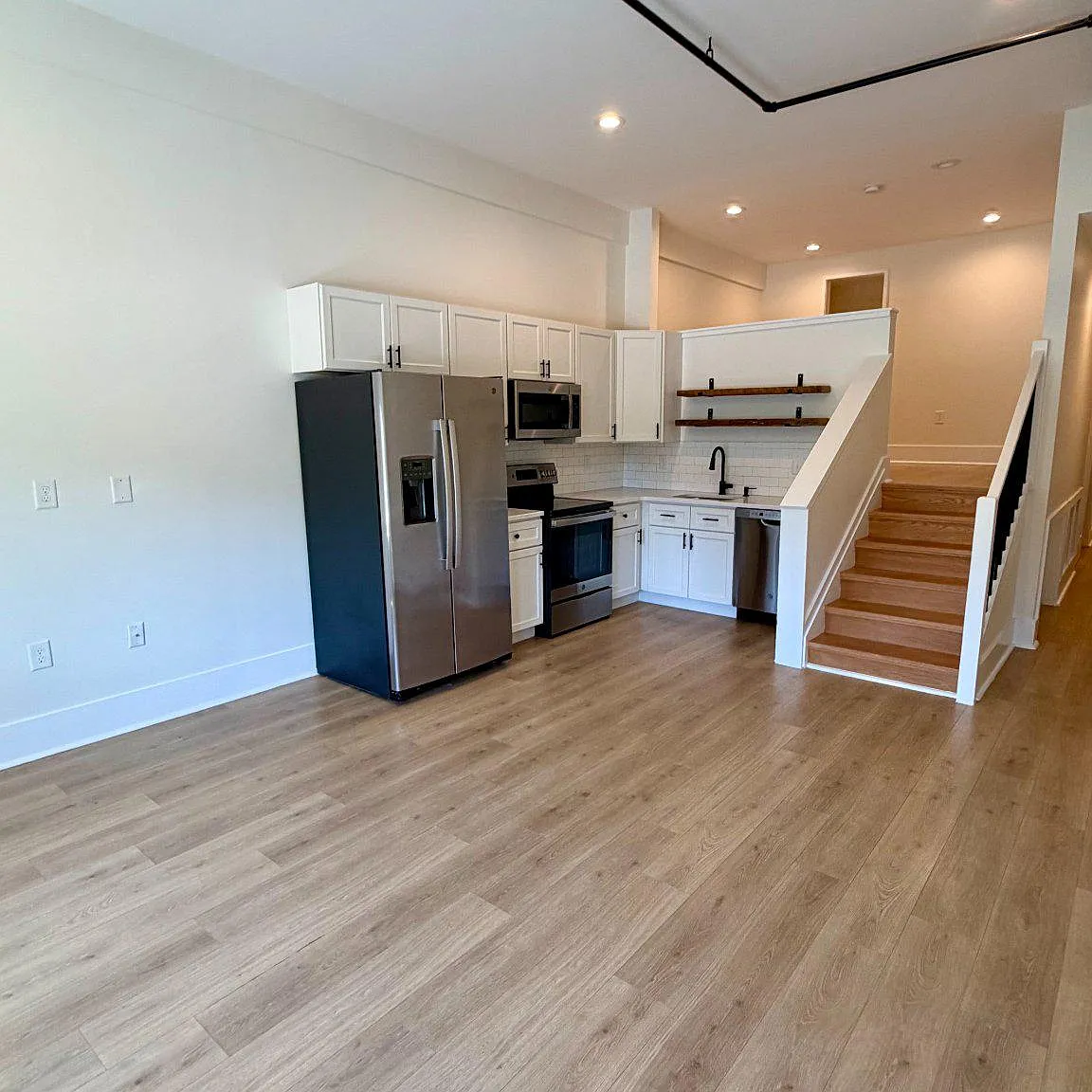 631 S Broadway — Photo 1