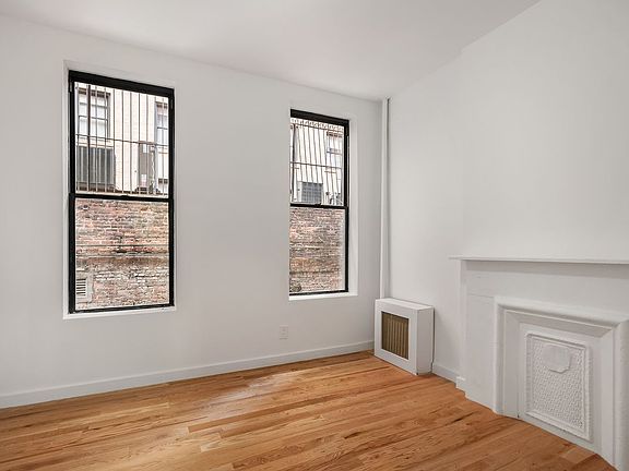 3rd image of 320 W 49th St APT 2RE