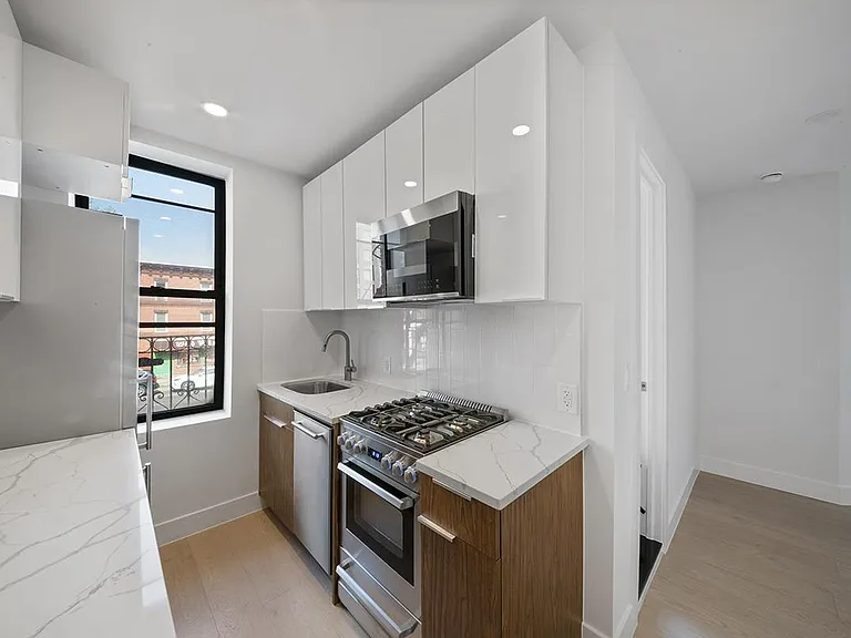 304 10th St #6 — Photo 5