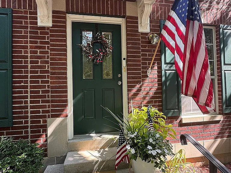 401 Heritage Commons Cir — Photo 1