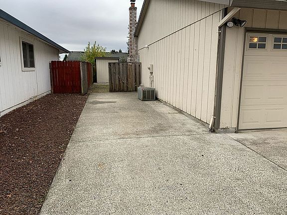 4th image of 834 NE Melinda Ct