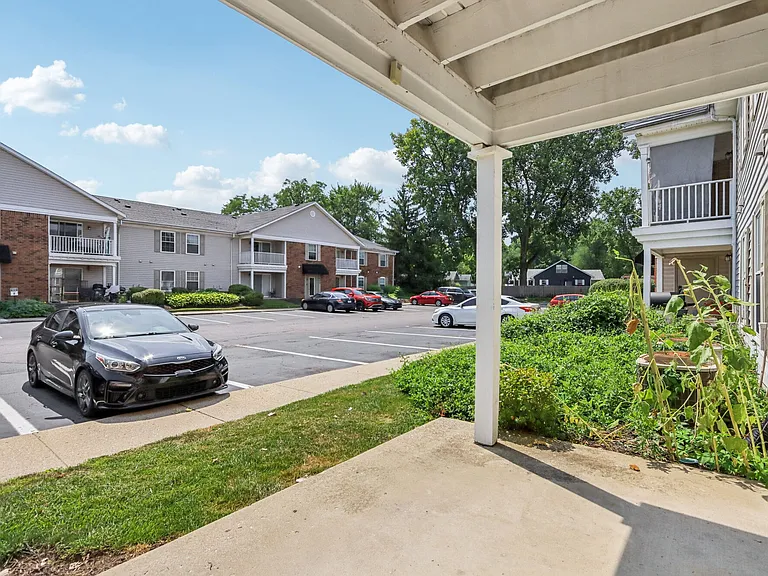 Castleton Manor Apartments — Photo 19