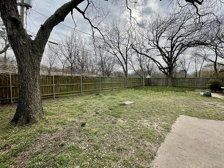 1217 Linden Dr — Photo 16