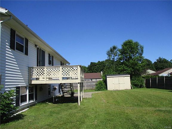 3rd image of 10 Thistle Dr