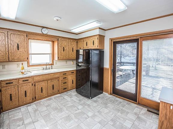 5th image of 24 Logan Ave W