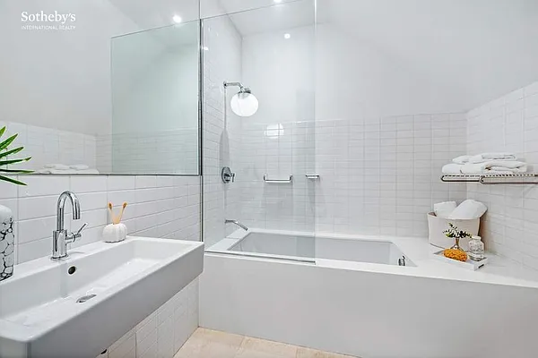 Sold by Sotheby's International Realty | media 15