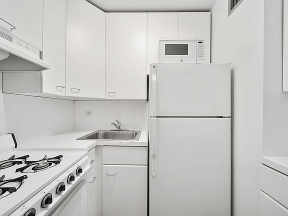 5th image of 315 W 57th St APT 12G