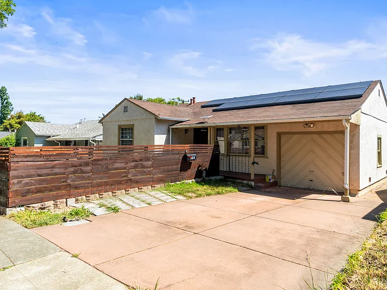 560 Russell St — Photo 48