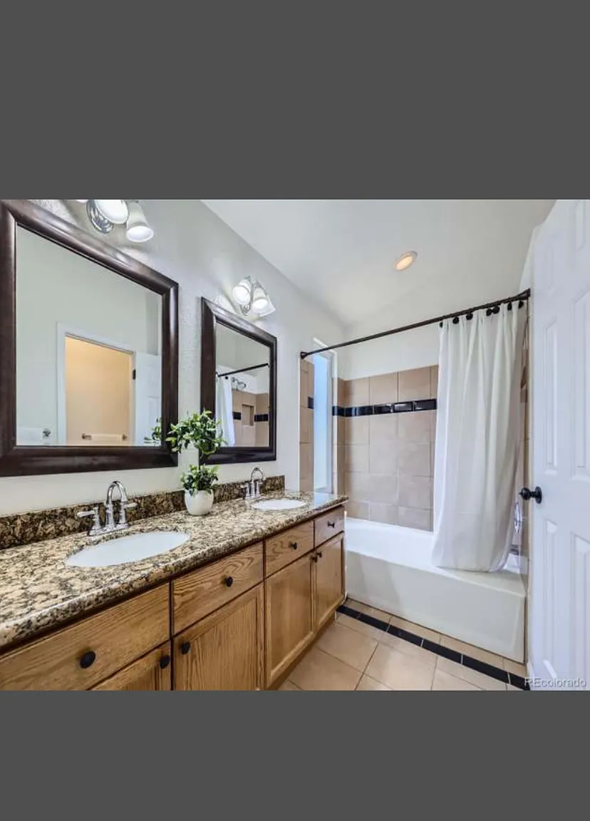 3 bed, 2433 sqft, $3,300 — Photo 2