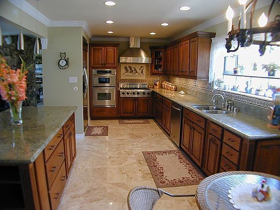 Newly Remodeled Kitchen. Viking Range and Kenmore Appliances. Island and Break
