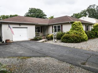 27 Shasta Ln, Toms River, NJ 08753