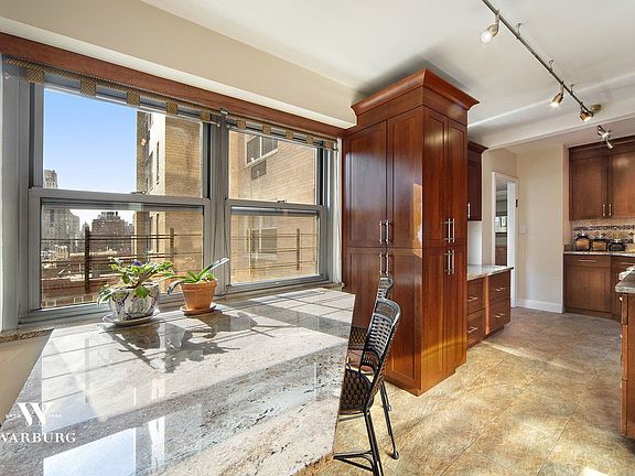 4th image of 250 E 87th St APT 10A