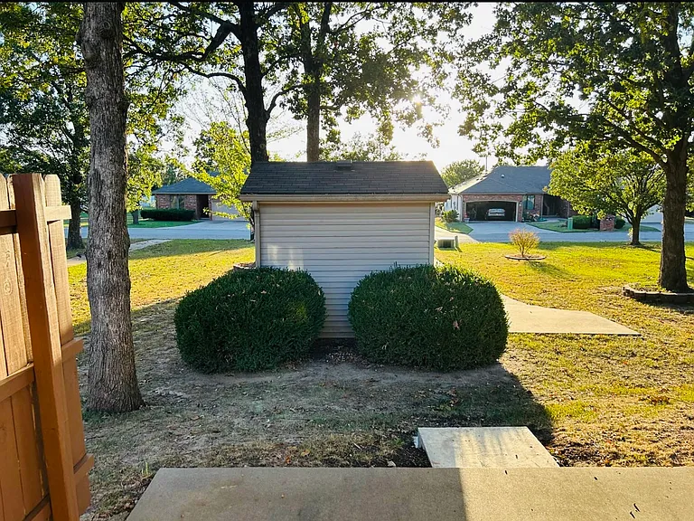 604 Briarbrook Dr — Photo 3
