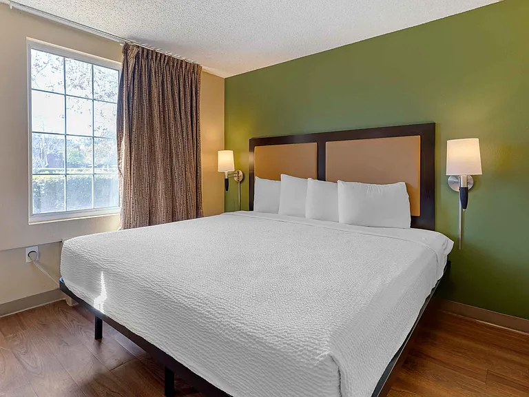 Deluxe Studio - 1 King Bed