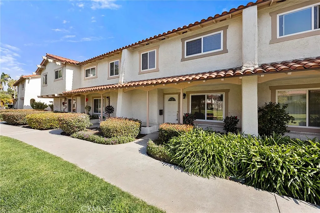3 bed, 2.5 bath, 1407 sqft, $3,500 — Photo 2