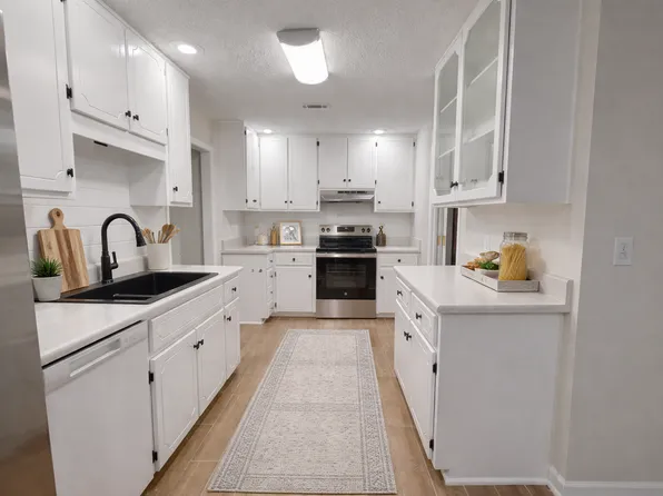 168 Woodmere Dr, Enterprise, AL 36330