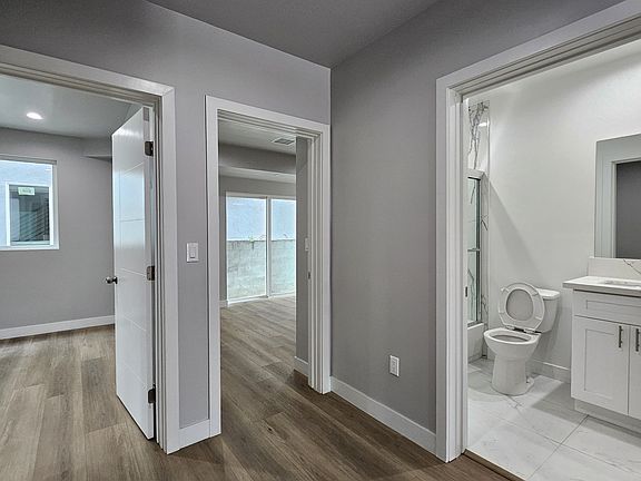 3rd image of 2407 S Redondo Blvd #2401A