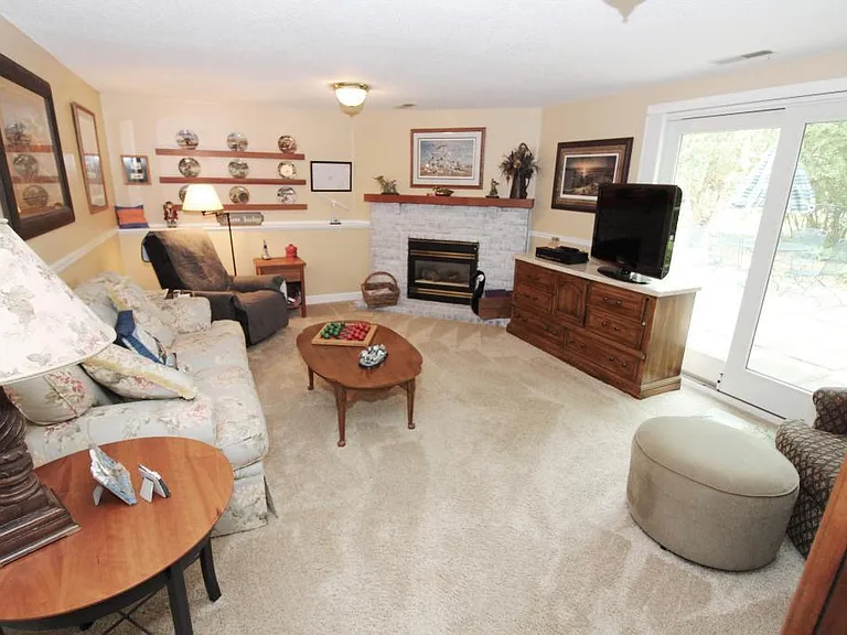 572 Kent Cir — Photo 4
