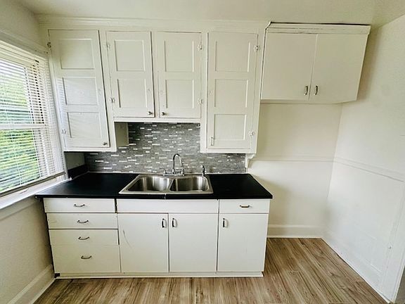 3rd image of 15895 Cloverlawn St #15895