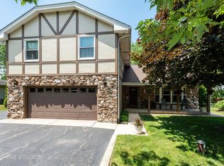 6N724 Pearson Dr, Roselle, IL 60172