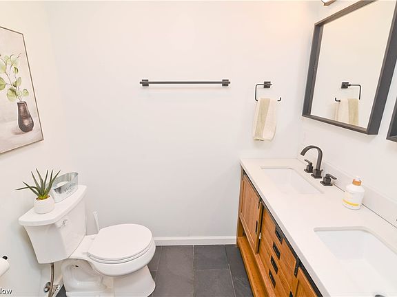 3rd image of 3050 Highland Ave