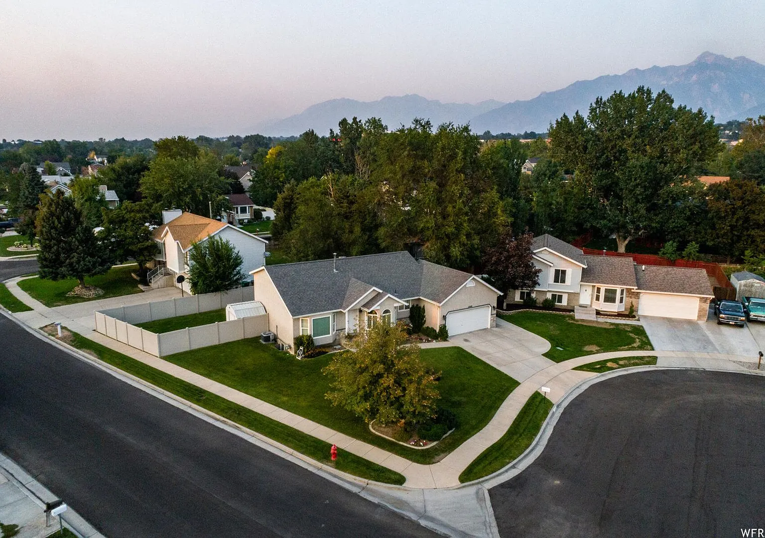 Great 4 Bd 3 Bath Home in Sandy — Photo 4