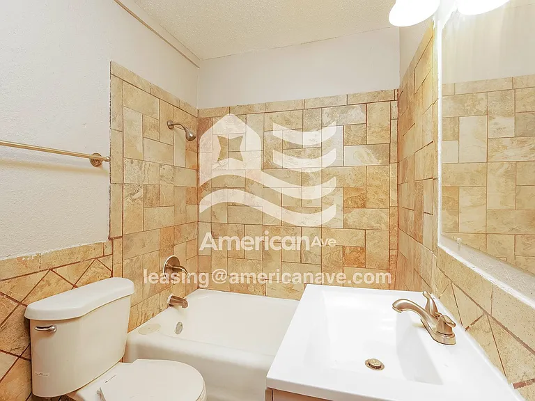 988396_014_bathroom_13661332.jpg