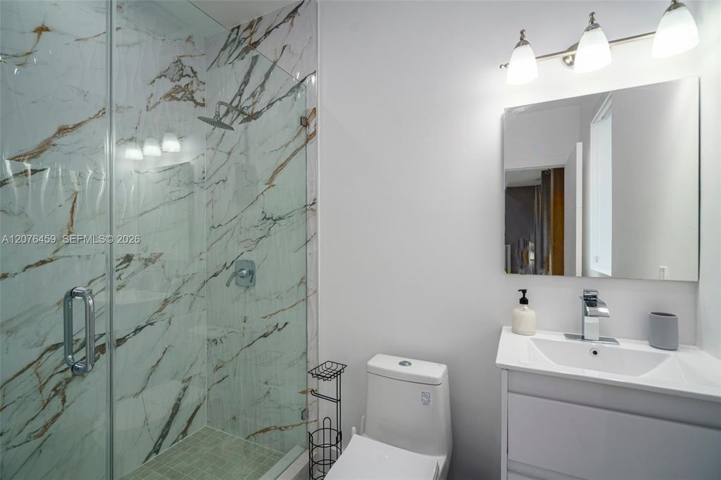 1004 N Riverside Dr, photo 9