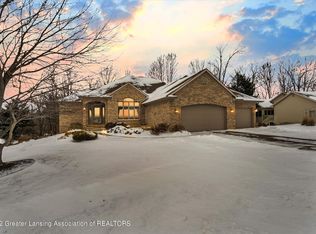808 Woodbury Dr, Grand Ledge, MI