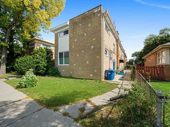3rd image of 1074 Des Plaines Ave