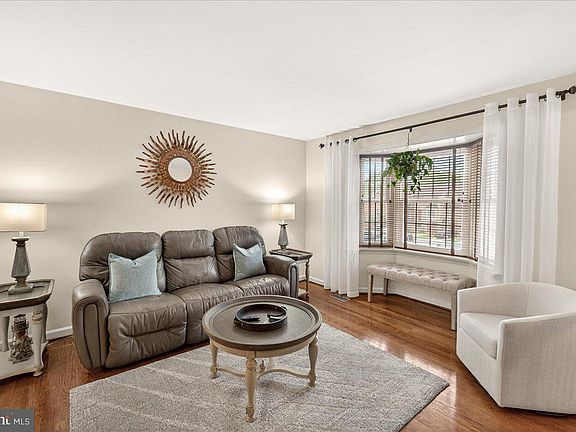 5th image of 8241 Waterside Ct