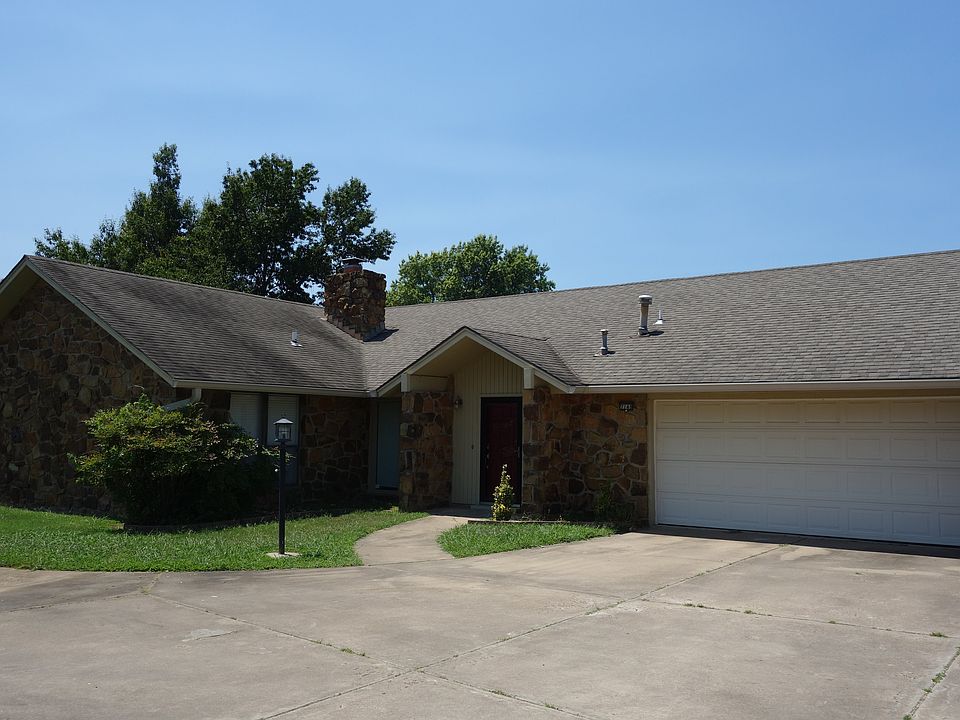 Spacious 3/2/2 Duplex in South Tulsa!
Single Story ~2200sqft