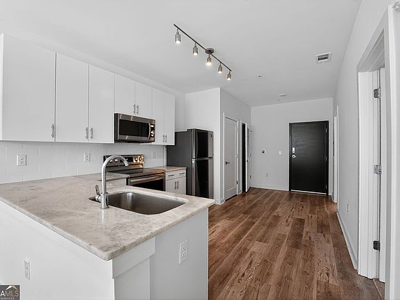3rd image of 525 Parkway Dr NE