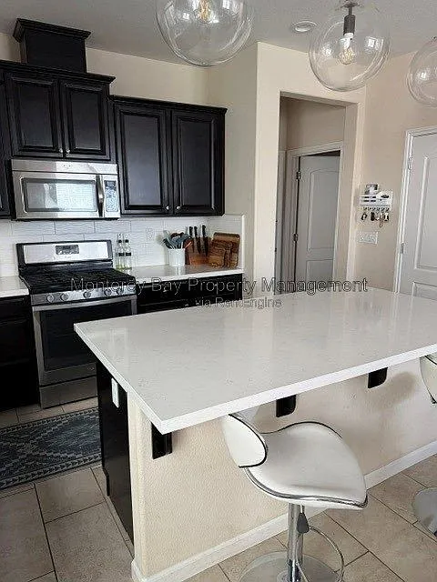 3 bed, 2.5 bath, 1636 sqft, $4,400 — Photo 2