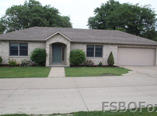 915 Devils Glen Rd, Bettendorf, IA 52722