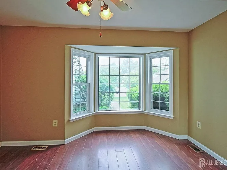 2 Bristol Ct — Photo 12