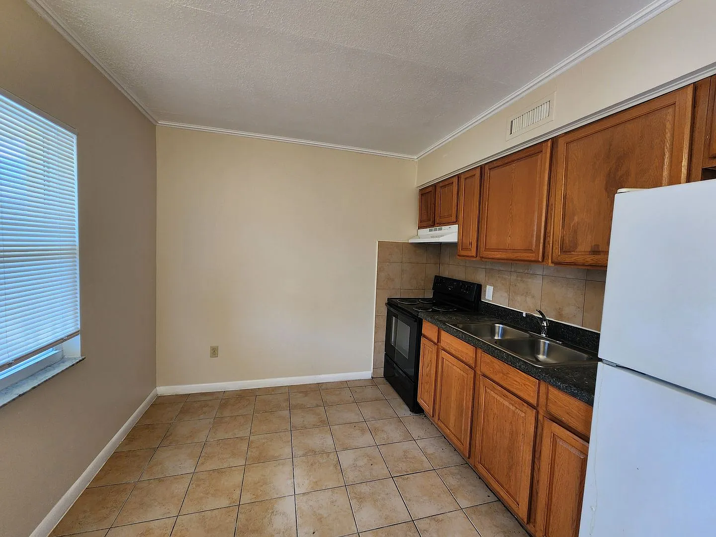 1761 Fowler St — Photo 3