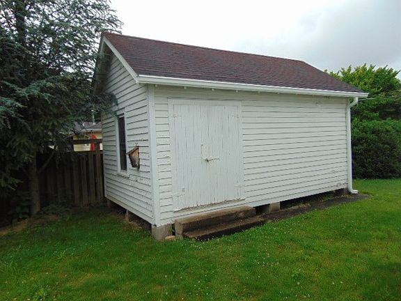 4th image of 2590 Maple Ave