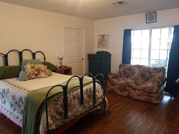4th image of 1718 Hackberry St